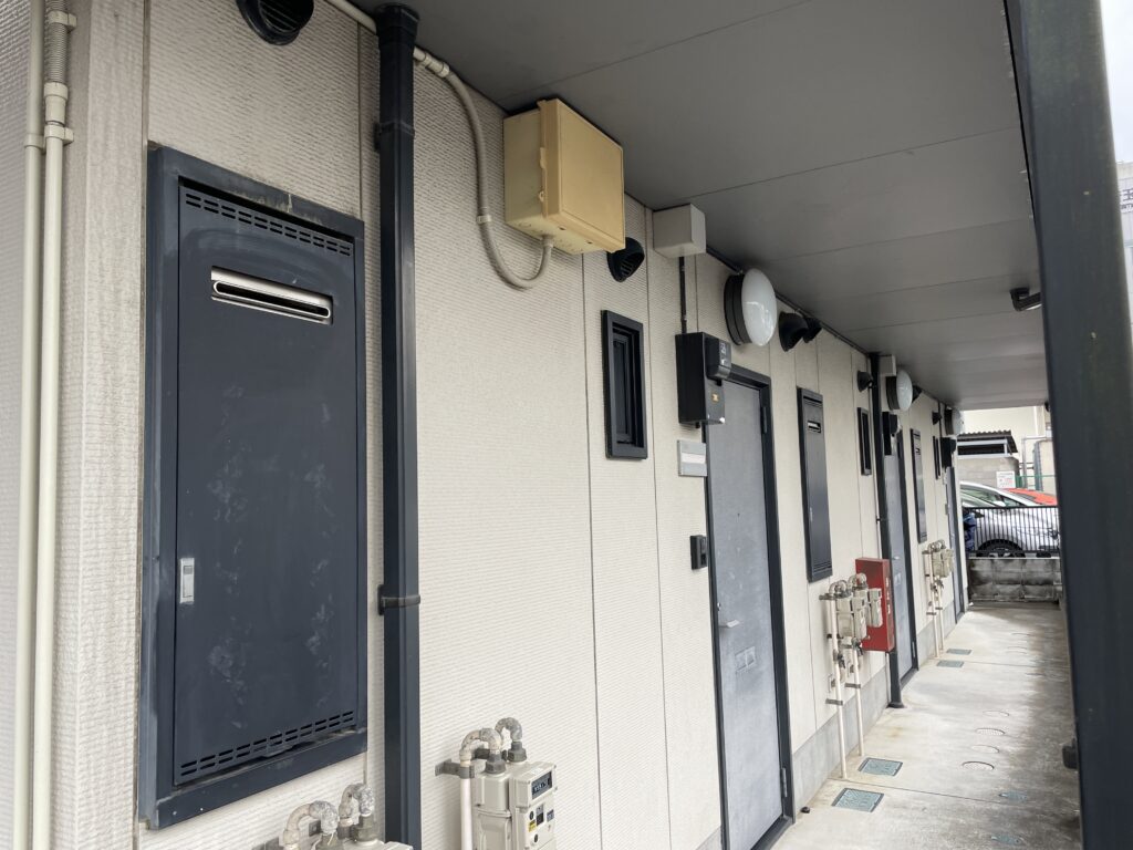 毛呂山町アパート共用部廊下塗装前の写真