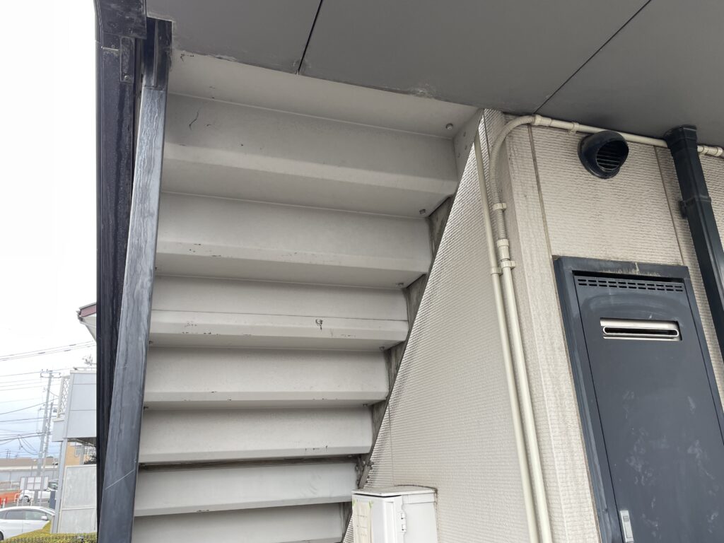 毛呂山町アパート共用部階段下塗装前の写真