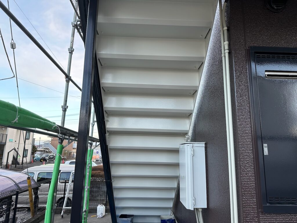 毛呂山町アパート共用部階段下塗装後の写真