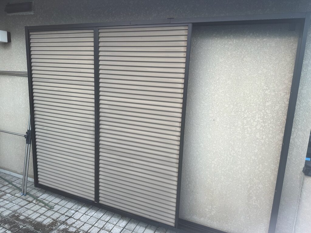坂戸市雨戸塗装前の写真