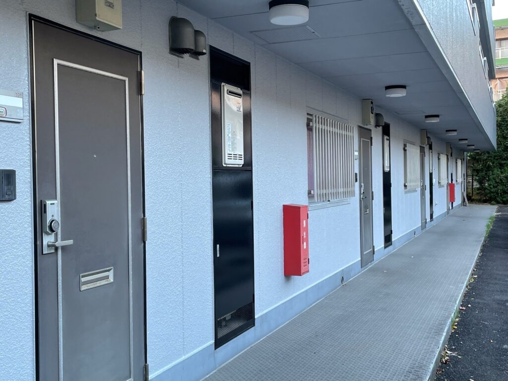 マンション共用部廊下塗装後の写真
